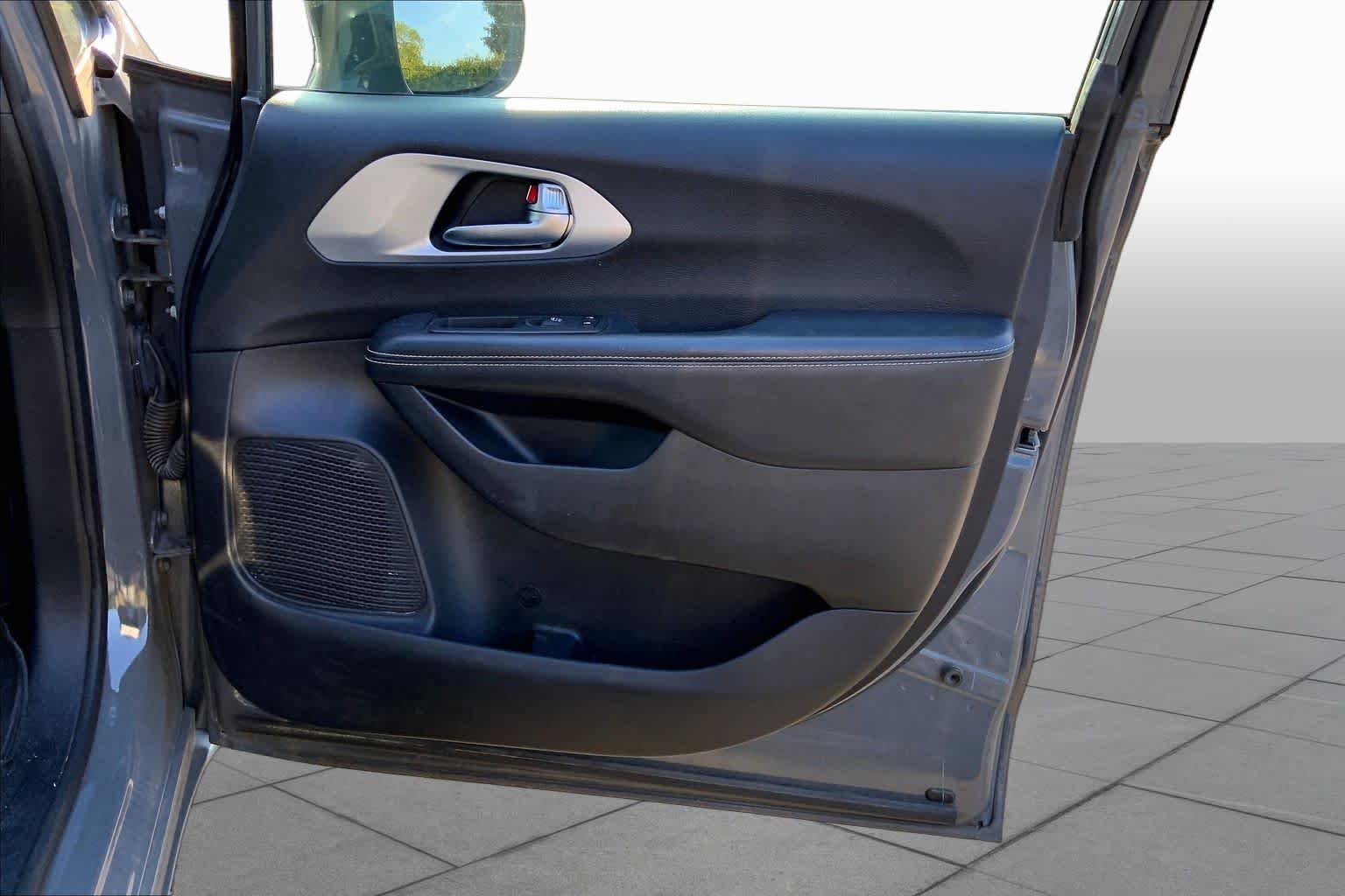 Used 2021 Ceramic Gray Clearcoat Chrysler Touring L image 20