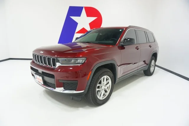 Used 2025 VELVET RED PRLC Jeep Laredo image 1