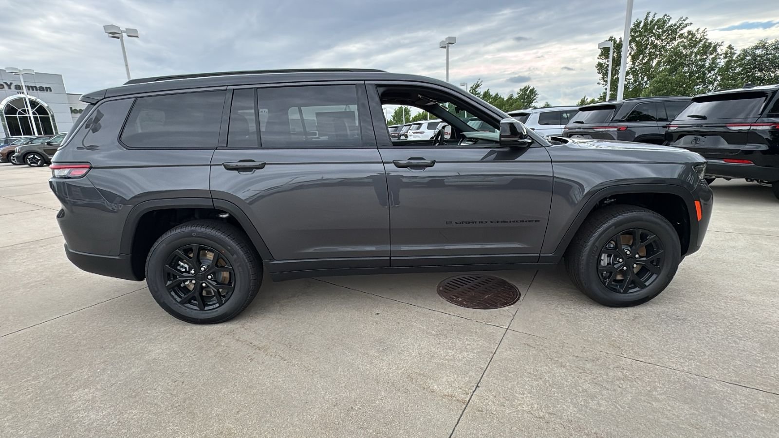 New 2026 Baltic Gray Metallic Clear-Coat Exterior Paint Jeep Altitude image 17