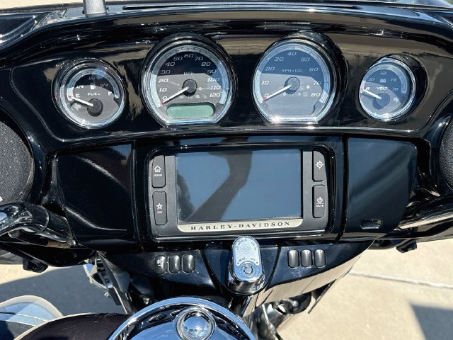 Used 2014 Silver Harley-Davidson Electra Glide Ultra image 7
