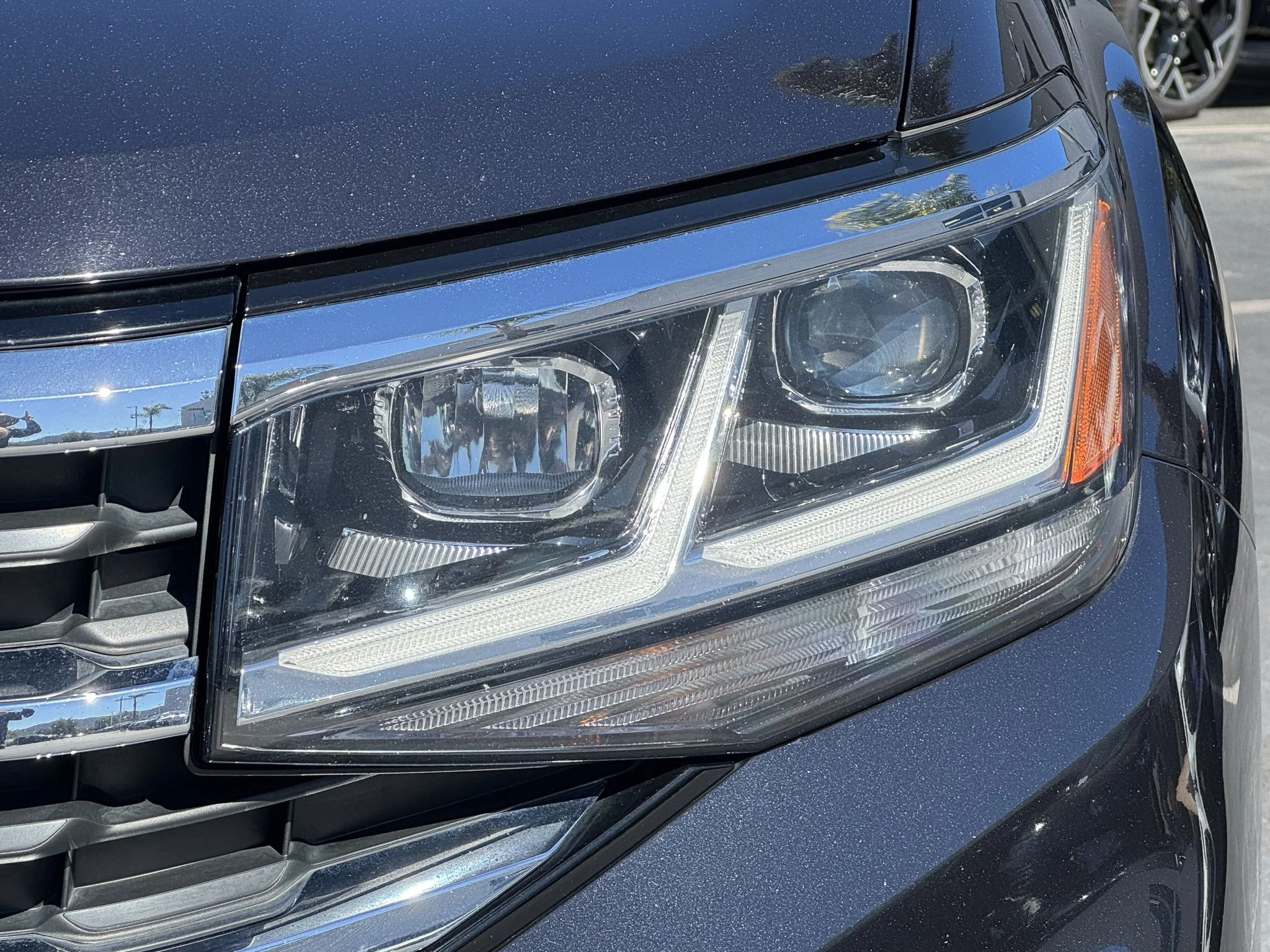 Used 2022 Deep Black Pearl Volkswagen SEL R-Line image 4