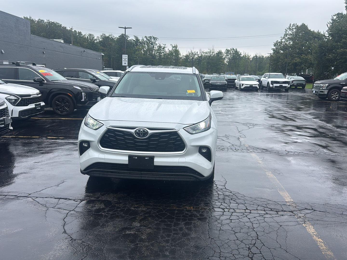 Used 2024 Wind Chill Pearl Toyota XLE image 3