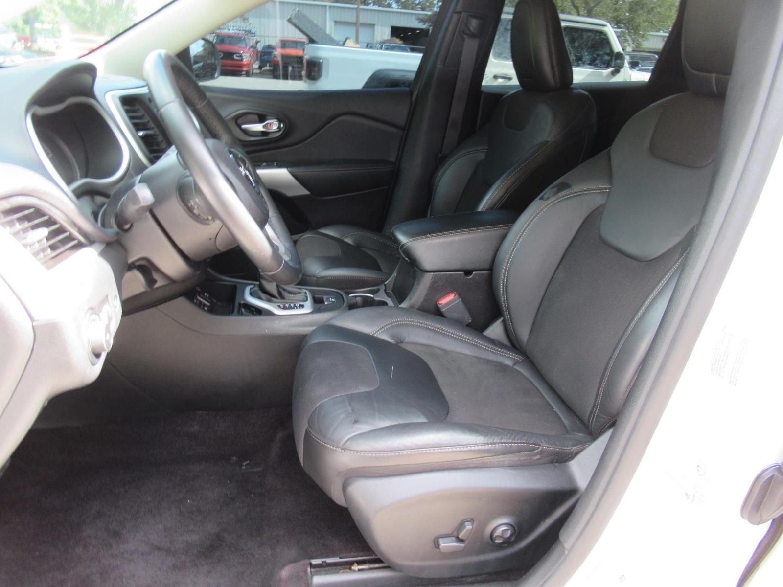 Used 2018 White Jeep Latitude Plus image 19