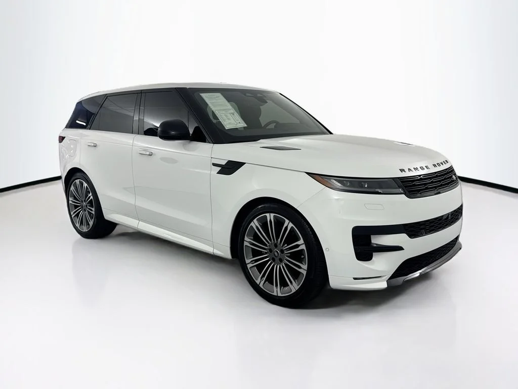 Used 2025 White Land Rover Dynamic SE image 3