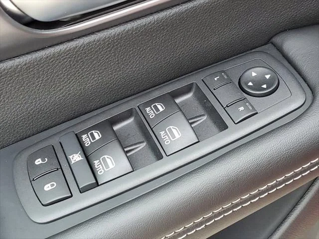 2026 Chrysler Pacifica Select - Photo 28