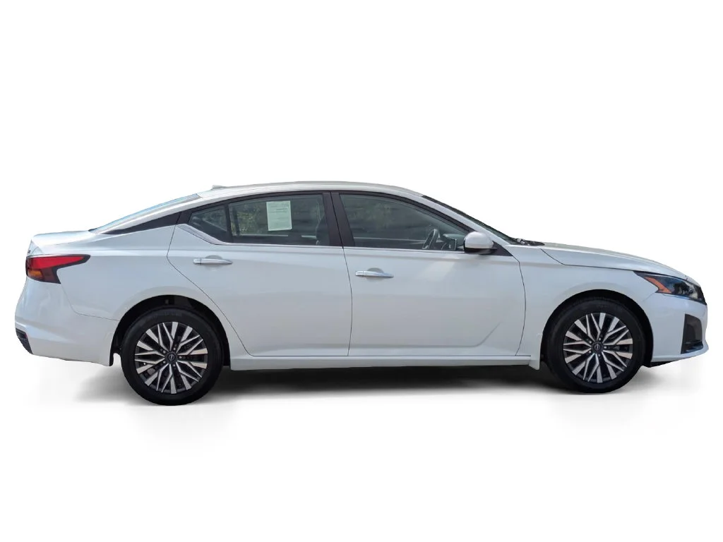 Used 2023 White Nissan 2.5 SV image 6