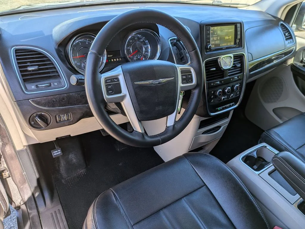Used 2015 Gray Chrysler LX image 10
