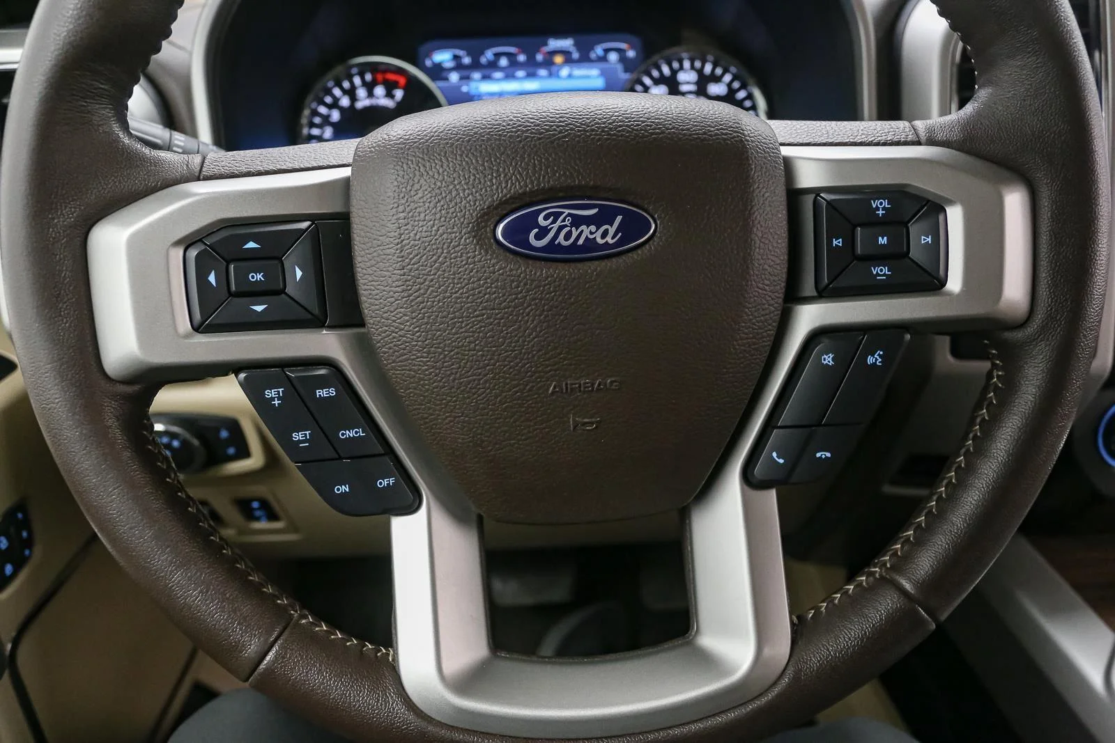 Used 2020 Silver Spruce Ford LARIAT image 34
