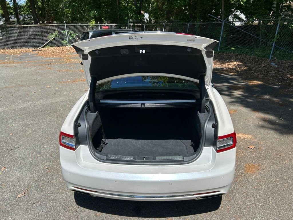 Used 2017 White Lincoln Select image 30