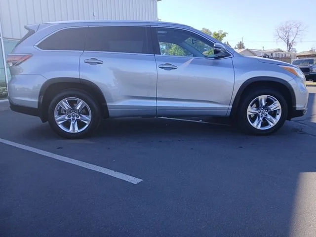 Used 2015 Toyota Highlander XLE with VIN 5TDJKRFH7FS152332 for sale in Madras, OR
