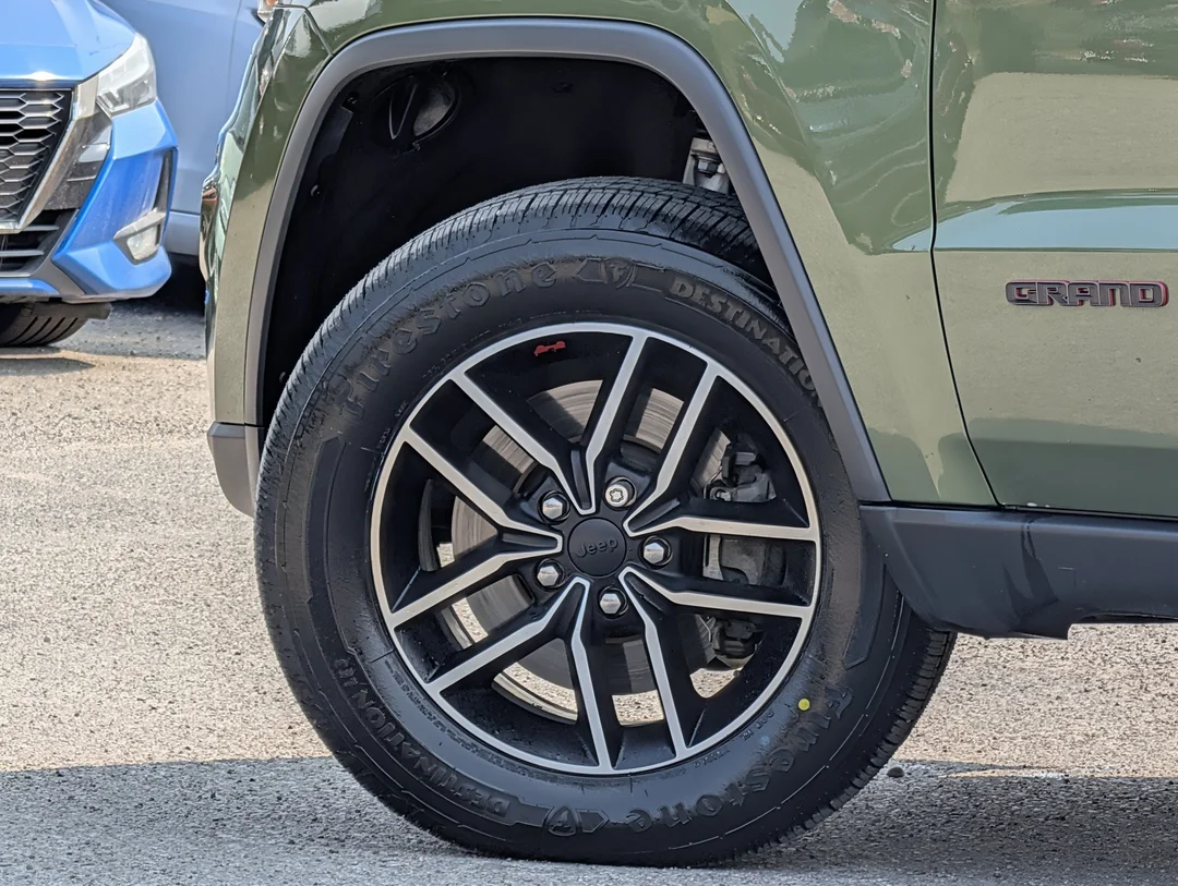 Used 2019 Green Jeep Trailhawk - - 4x4 - 5.7L HEMI V8 - Blind Spot Monitor - Backup Camera & More! image 9