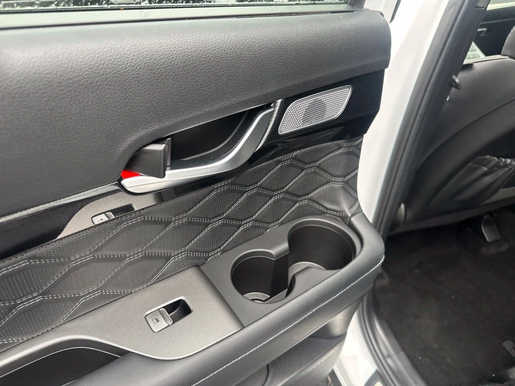 Used 2021 White Hyundai Calligraphy image 18