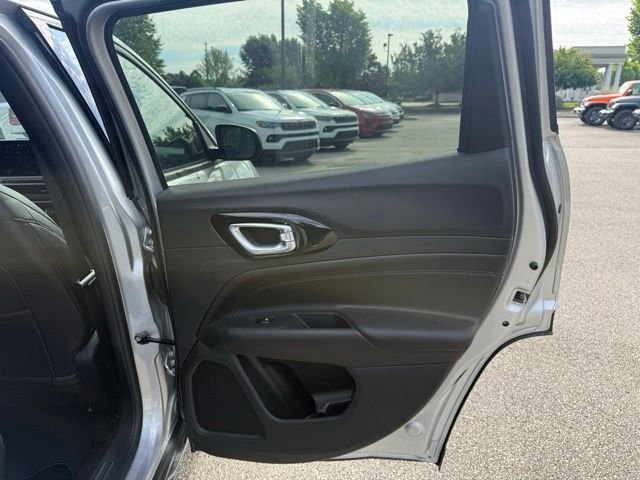 New 2026 Silver Zynith Metallic Clear-Coat Exterior Paint Jeep Latitude image 25