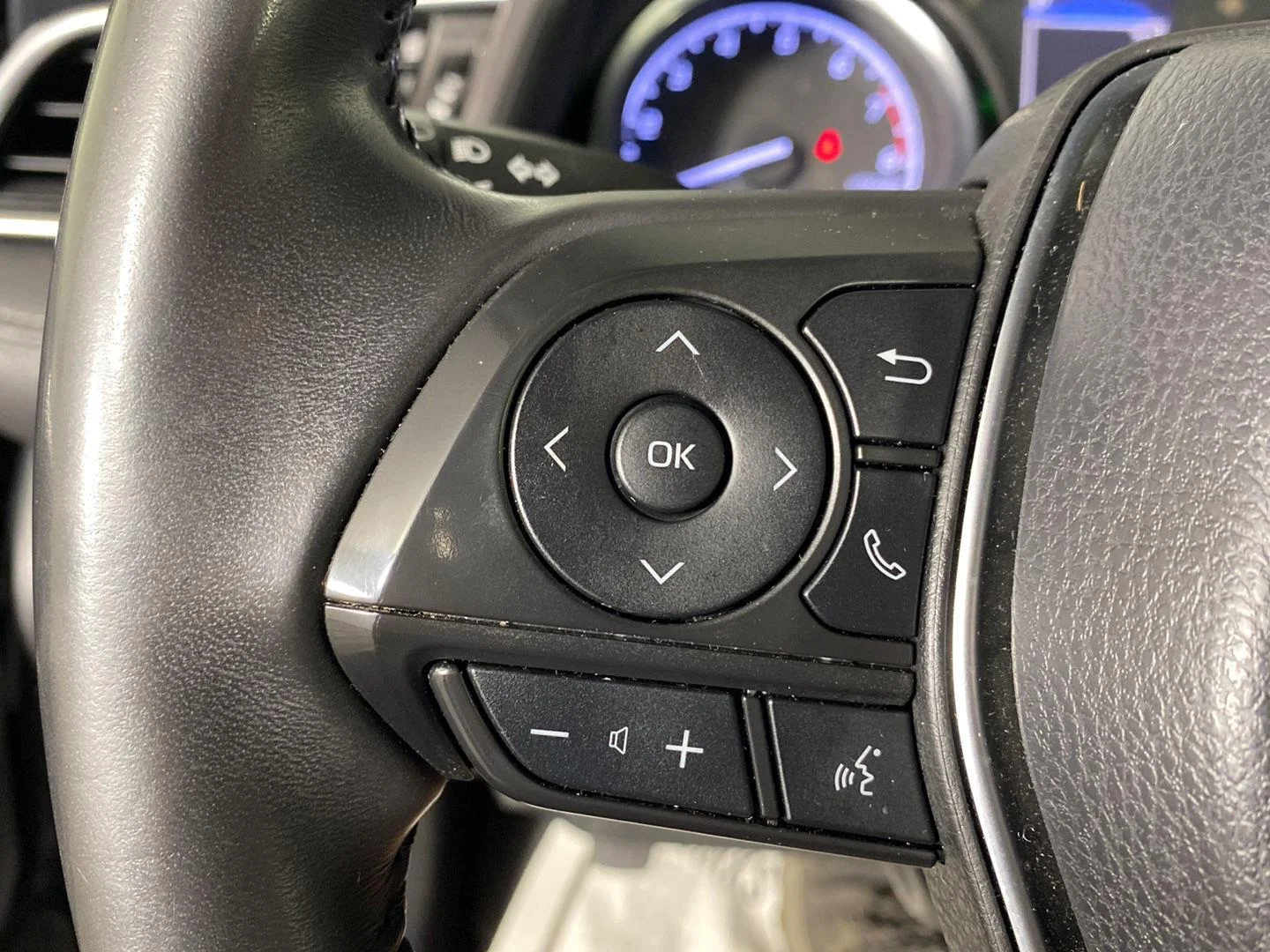 Used 2018 Midnight Black Metallic Toyota SE image 20