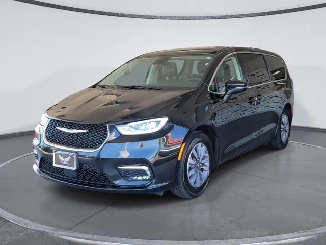 Used 2023 Black Chrysler Touring L image 4