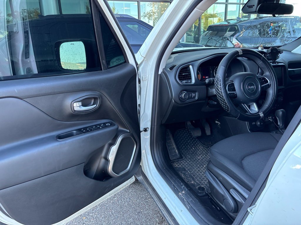 Used 2023 White Jeep Latitude image 19