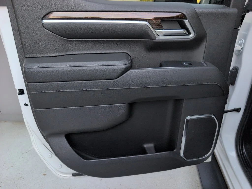 Used 2024 White GMC Elevation image 39