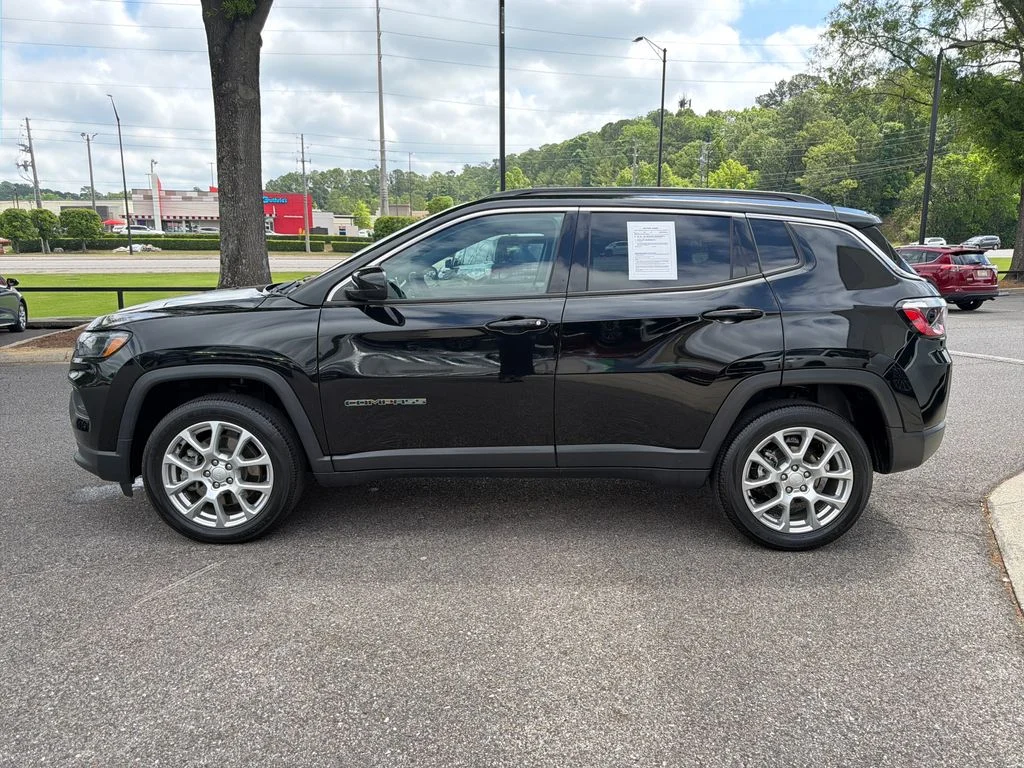 Used 2023 Diamond Black Crystal Pearlcoat Jeep Latitude Lux image 11