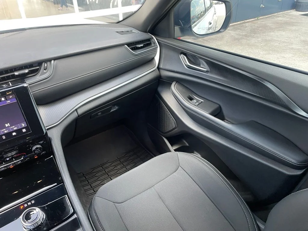 Used 2025 White Jeep Laredo image 22