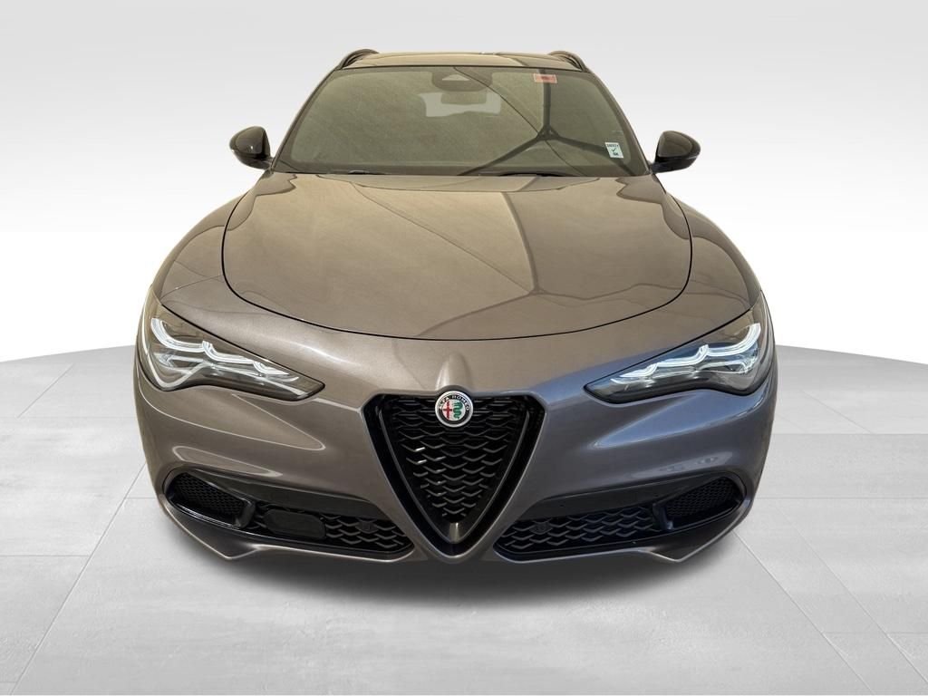 New 2025 Vesuvio Gray Metallic Exterior Paint Alfa Romeo Base image 4