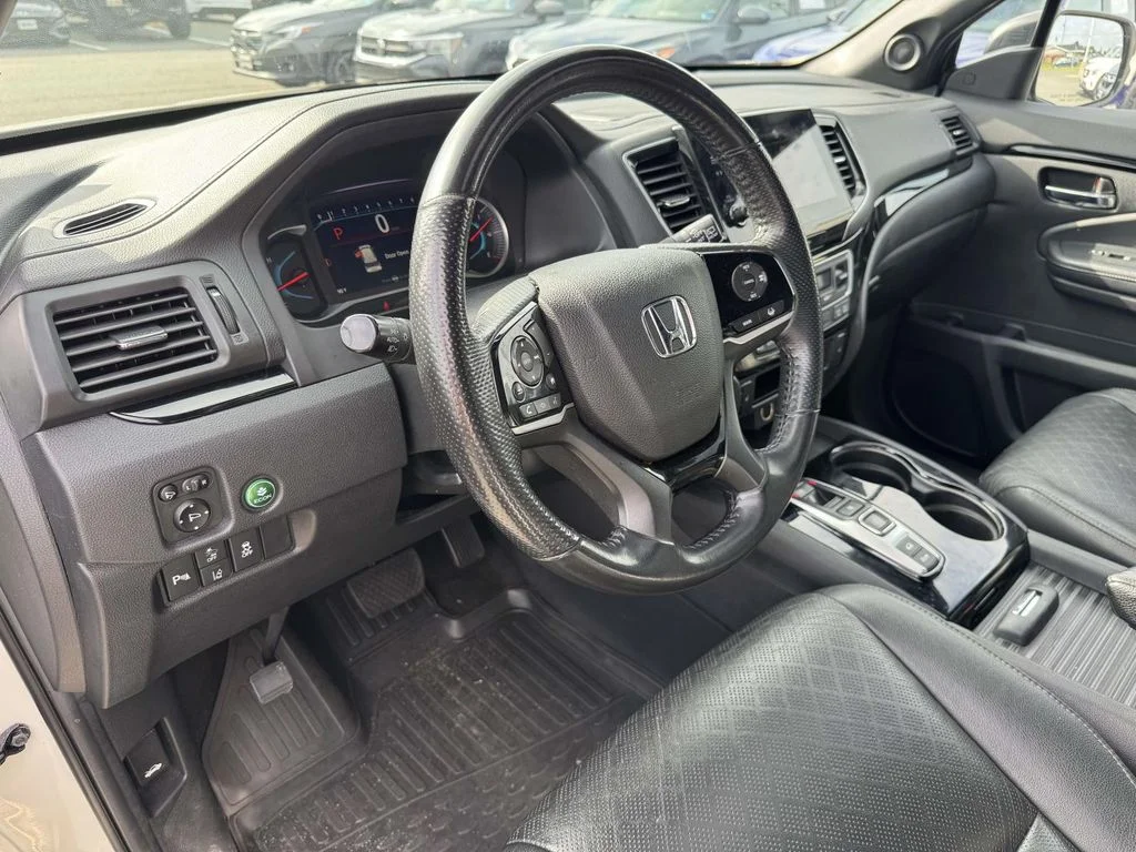 Used 2019 White Honda Touring image 2