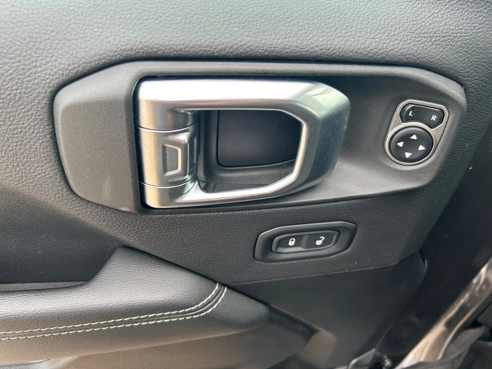 Used 2023 Granite Crystal Metallic Jeep SAHARA image 17