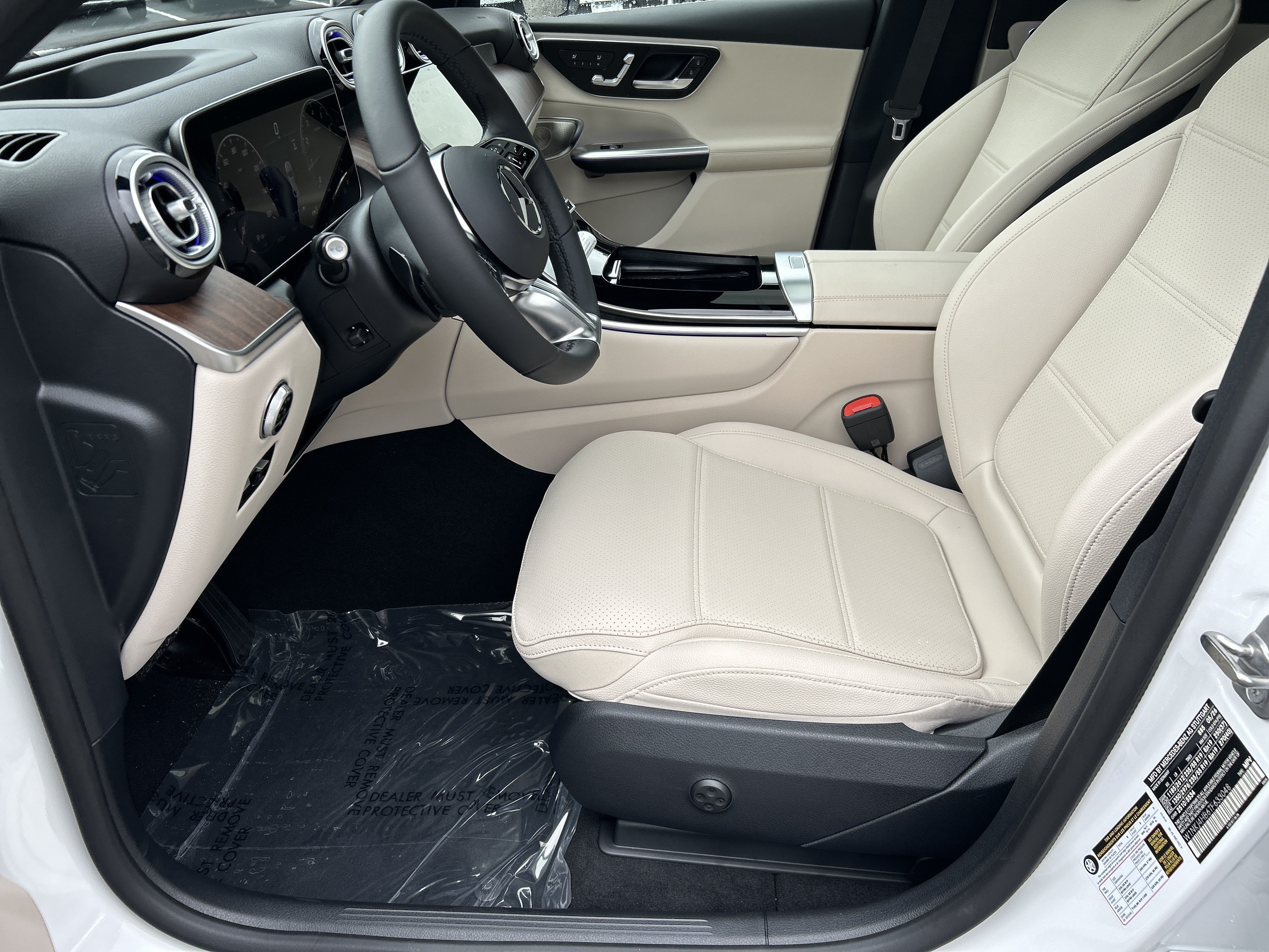 New 2026 MANUFAKTUR Moonlight White Metallic Mercedes-Benz GLC 300 4MATIC® Coupe image 20