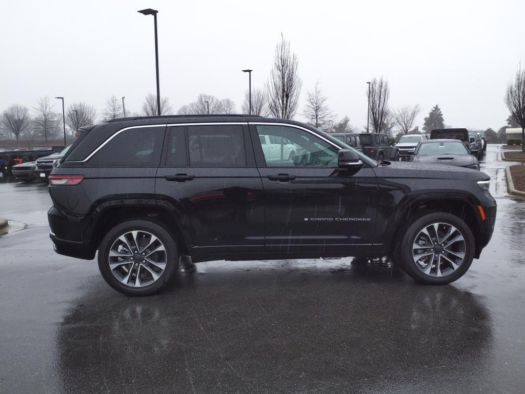 New 2024 Diamond Black Crystal Pearl-Coat Exterior Paint Jeep Overland image 20