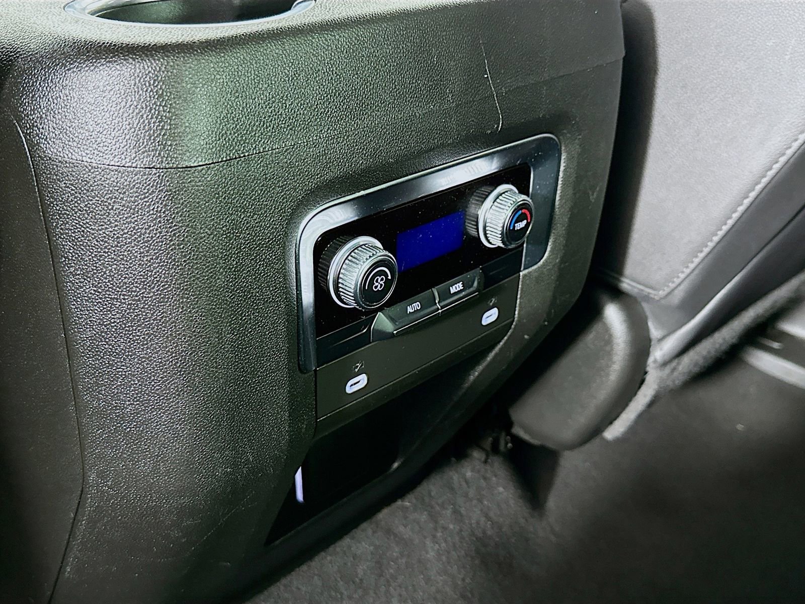 2023 GMC Yukon SLT - Photo 28