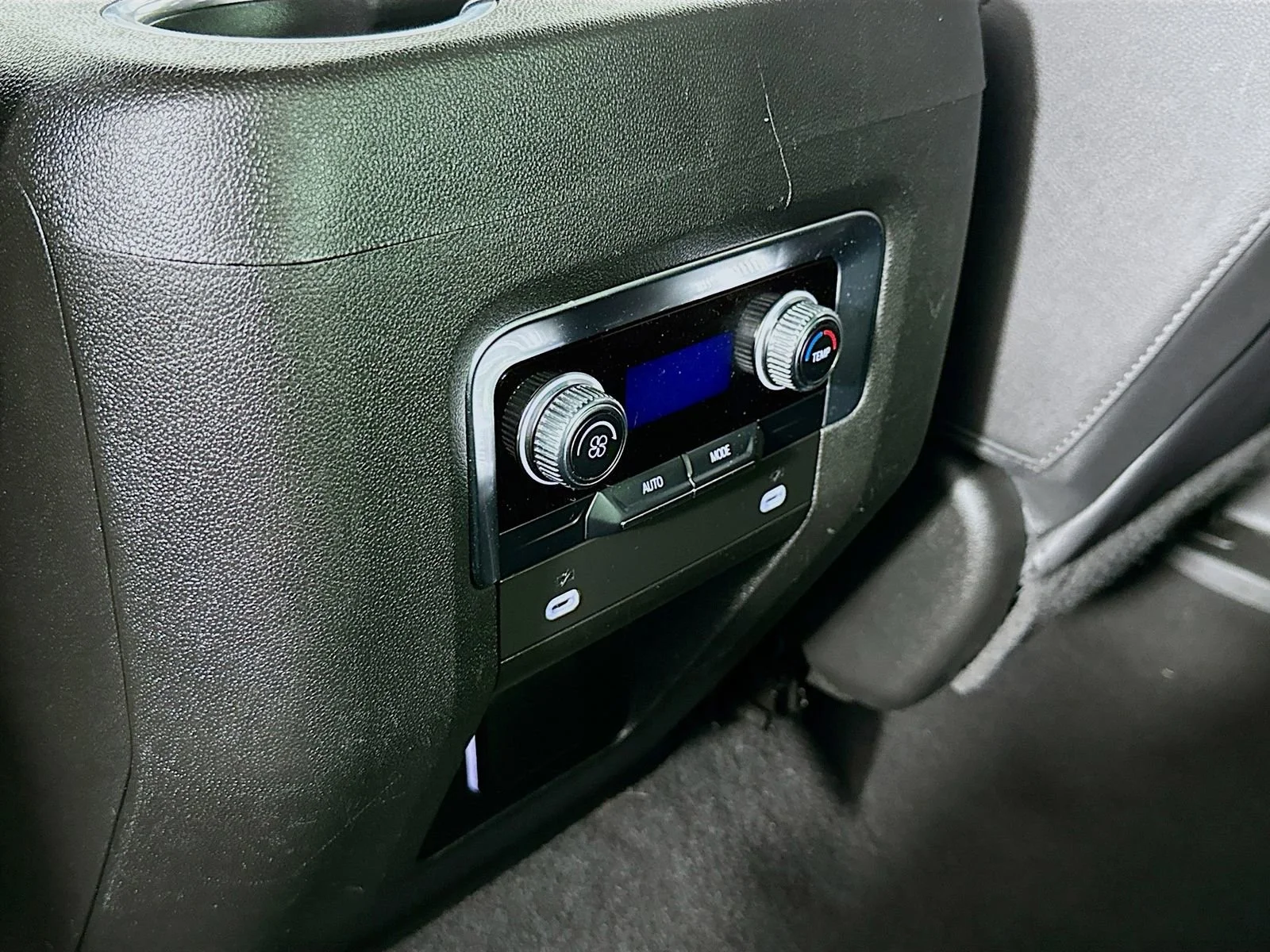 2023 GMC Yukon SLT - Photo 28