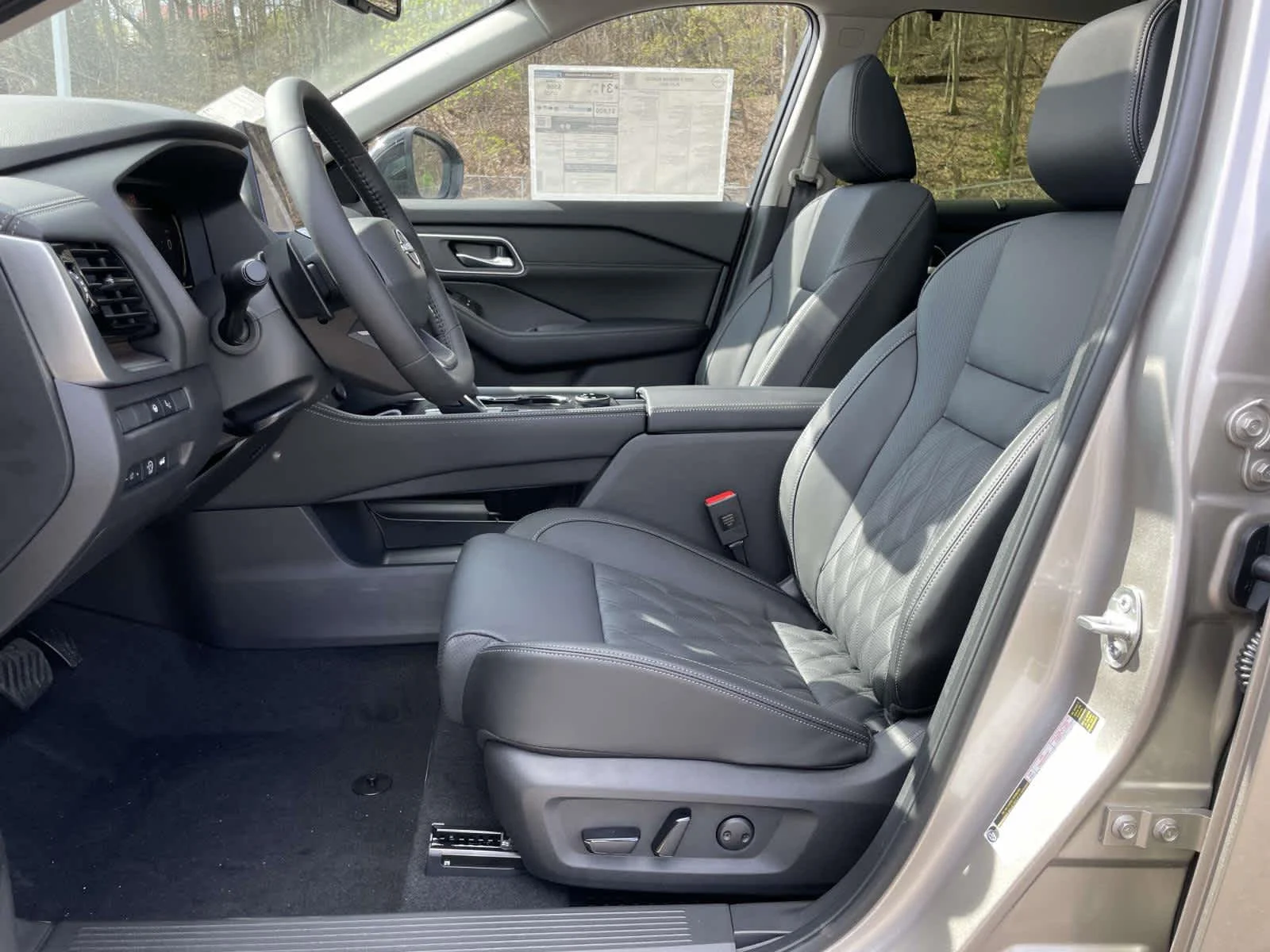 New 2026 Champagne Silver Metallic/Super Black Nissan Platinum image 15