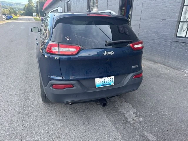 Used 2018 Blue Jeep Latitude image 4