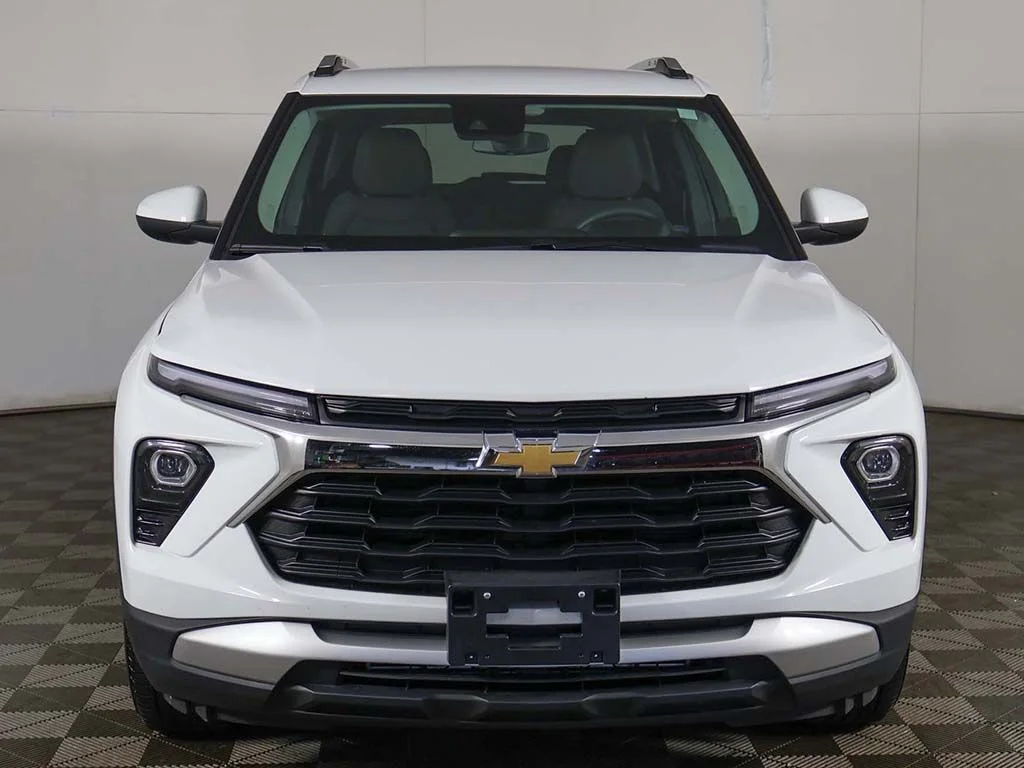 Used 2025 White Chevrolet LT image 8