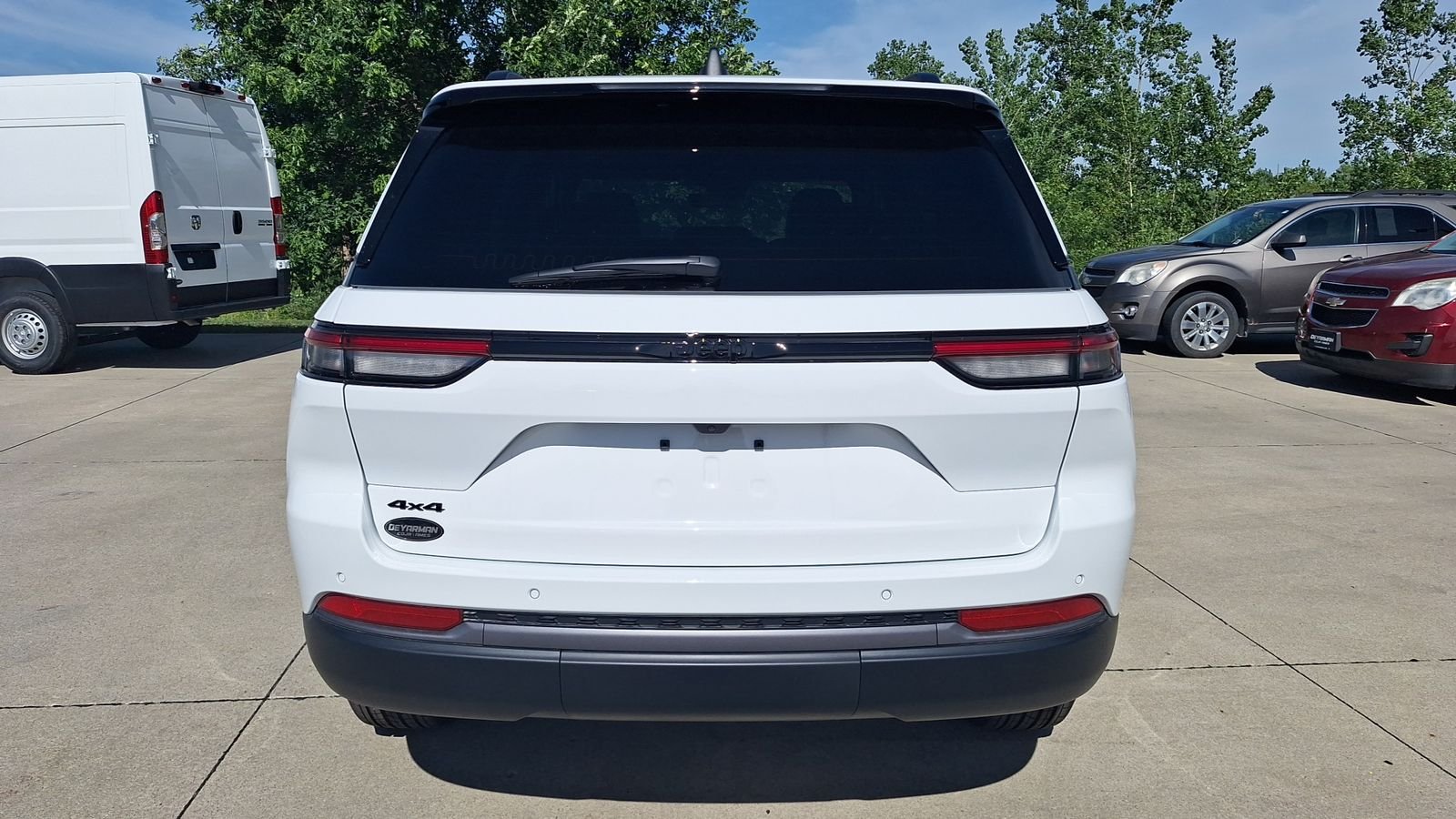New 2026 Bright White Clear-Coat Exterior Paint Jeep Altitude image 5