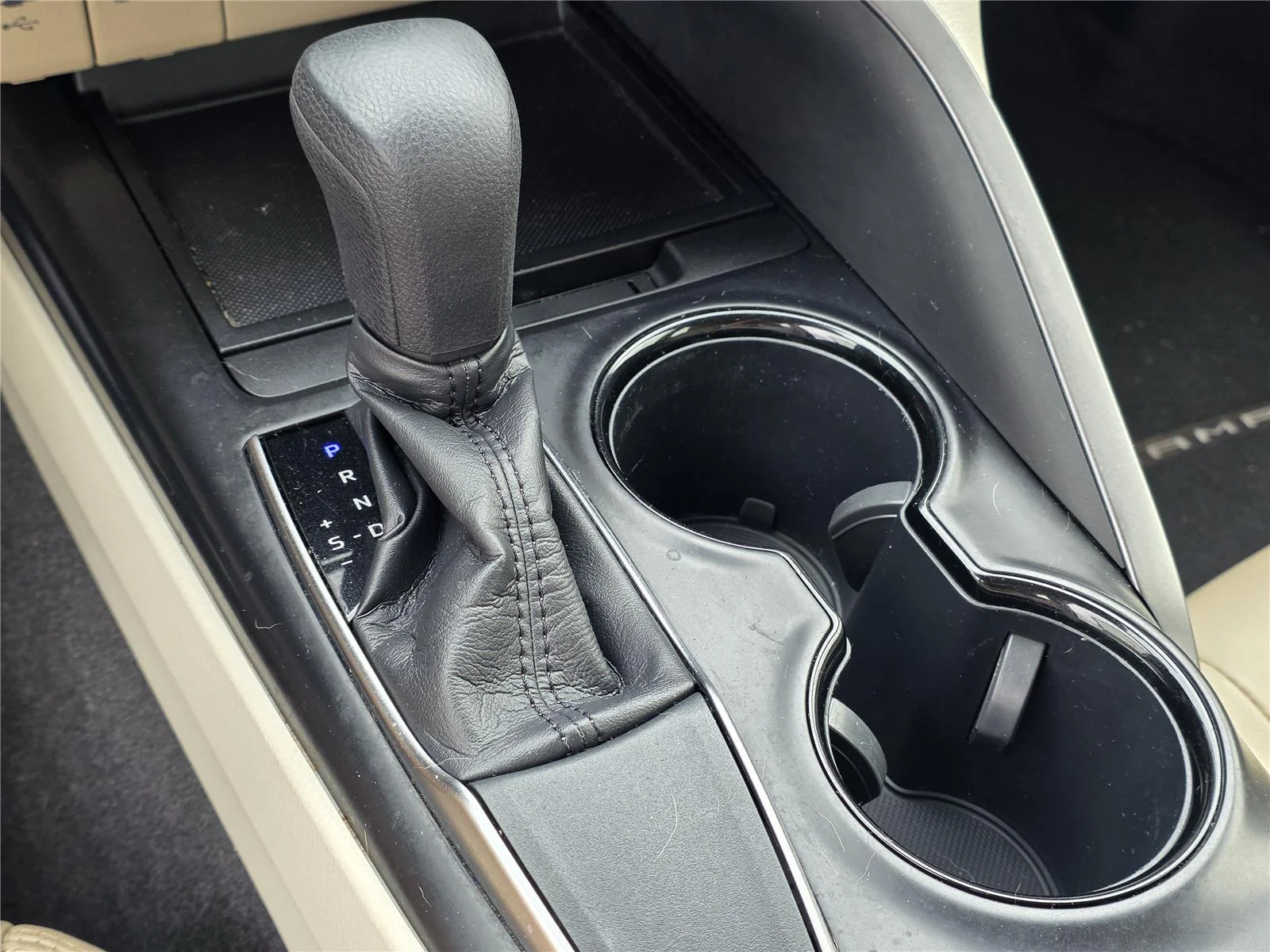 Used 2018 Super White Toyota LE image 22