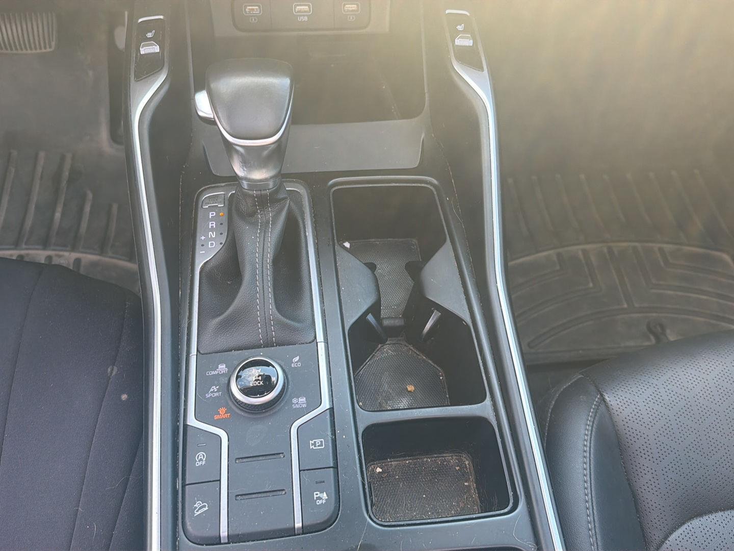 Used 2022 Glacial White Pearl Kia  image 9