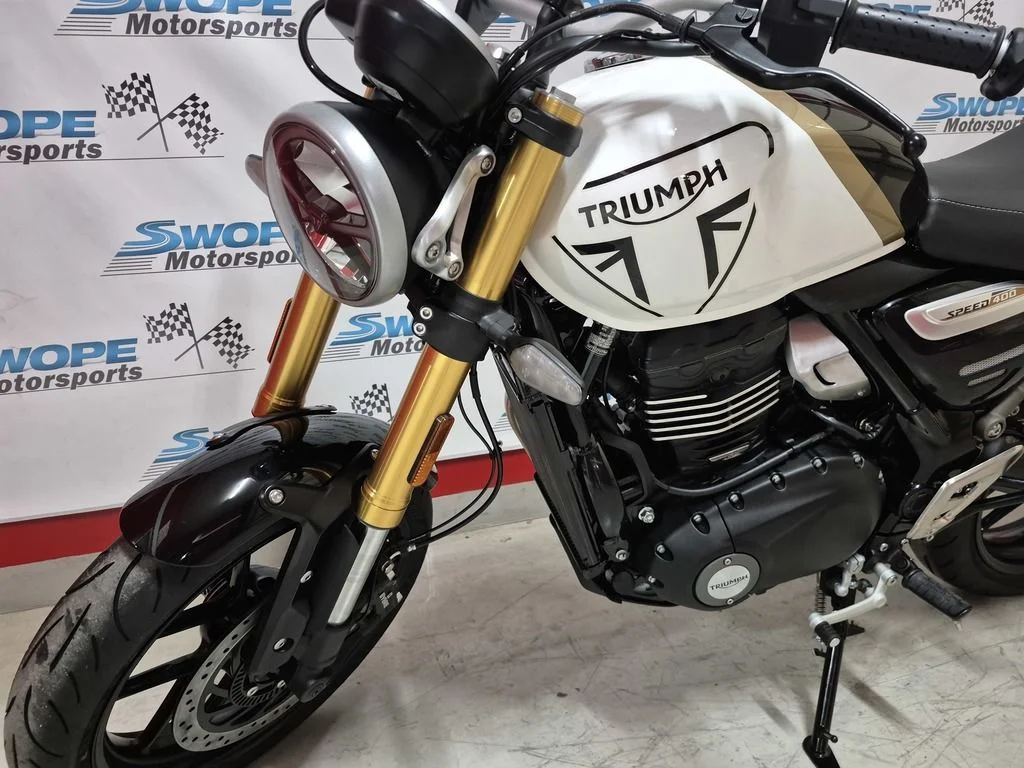 New 2026 white/black Triumph Base image 7