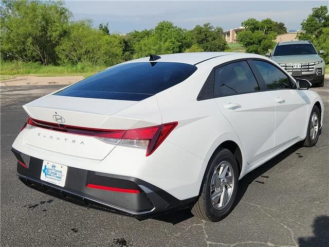 New 2026 Serenity White Pearl Hyundai SE image 4