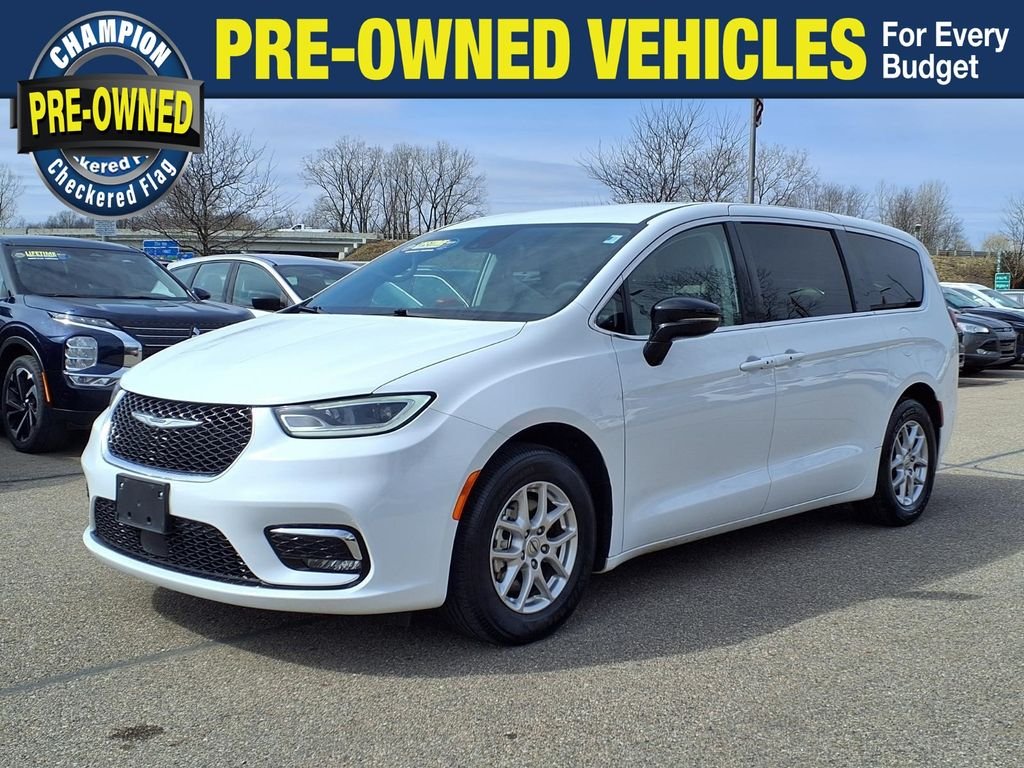 2024 Chrysler Pacifica Touring L's photo