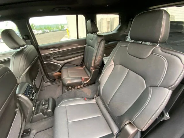 New 2026 Baltic Gray Metallic Clear-Coat Exterior Paint Jeep Limited Reserve image 12