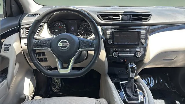 Used 2019 White Nissan SL image 10