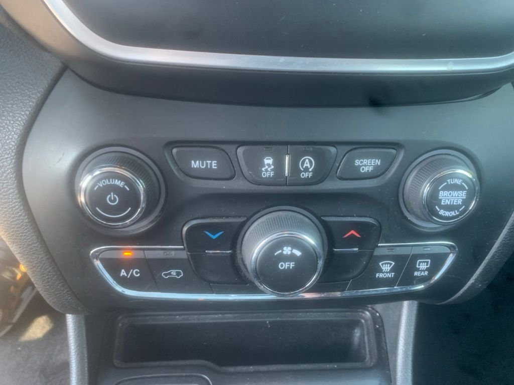 Used 2019 Diamond Black Crystal Pearlcoat Jeep Latitude image 17