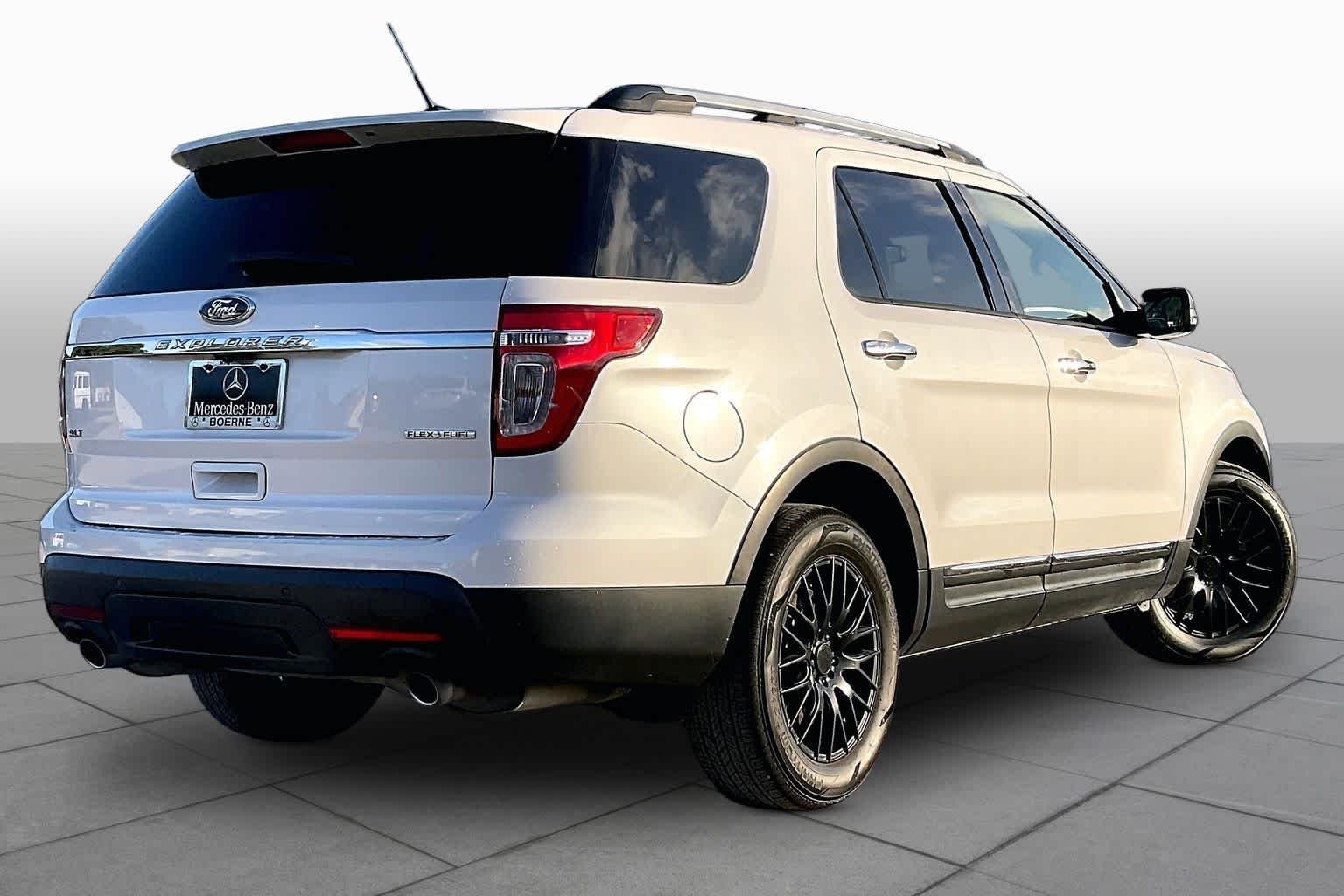 Used 2013 White Platinum Metallic Tri-coat Ford XLT image 12