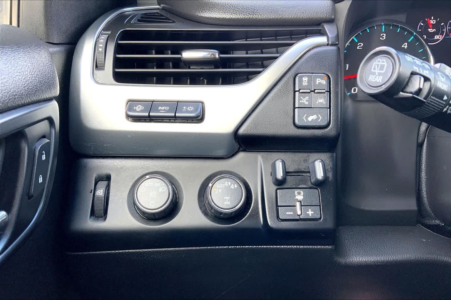 Used 2018 Silver Ice Metallic Chevrolet Premier image 34