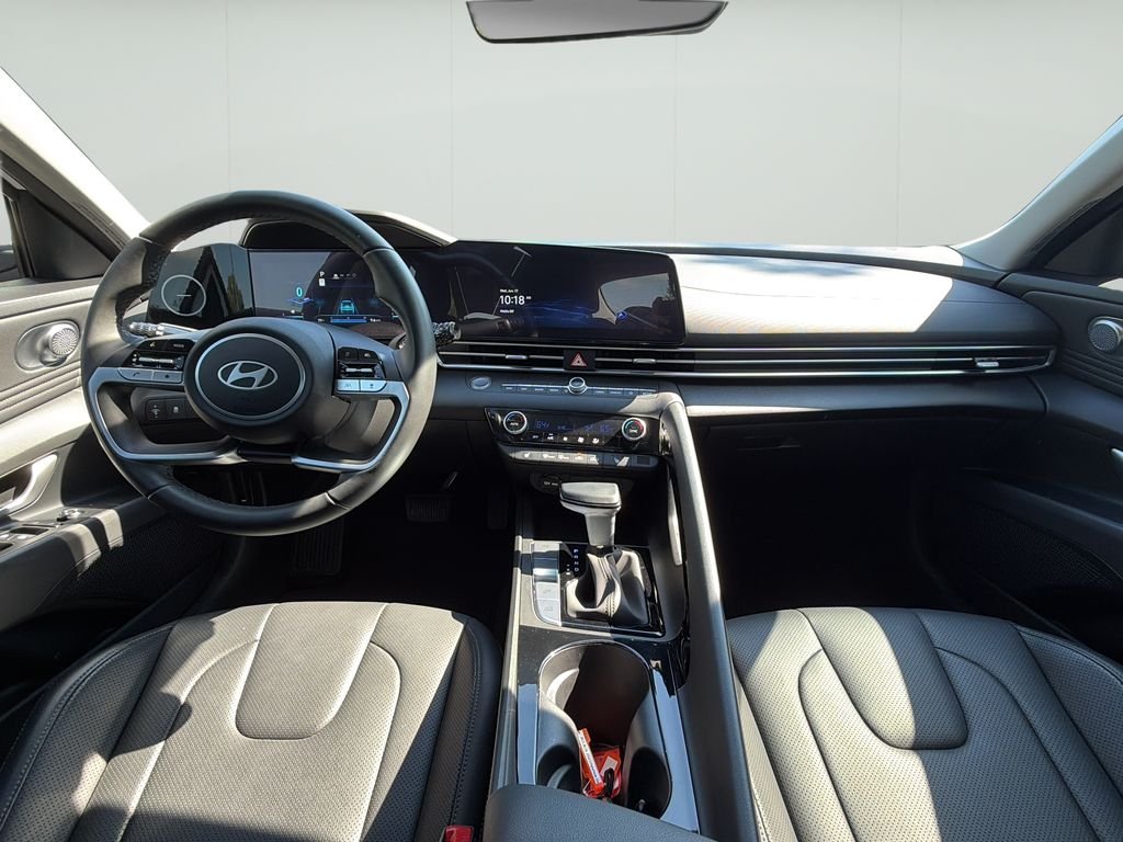 2025 Hyundai Elantra Limited - Photo 25