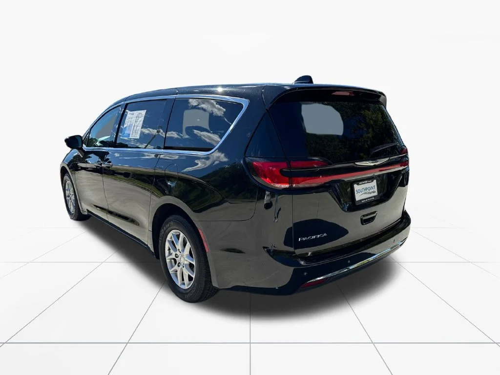 Used 2024 Diamond Black Chrysler Touring L image 6
