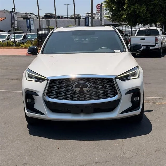 Used 2025 White INFINITI LUXE image 2