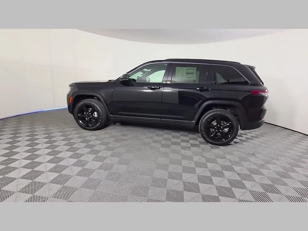 New 2026 Diamond Black Crystal Pearl-Coat Exterior Paint Jeep Limited image 30