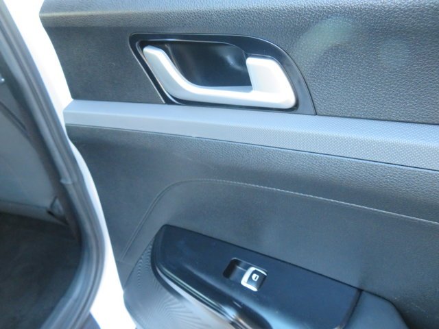 Used 2022 Glacial White Pearl Kia LX image 10
