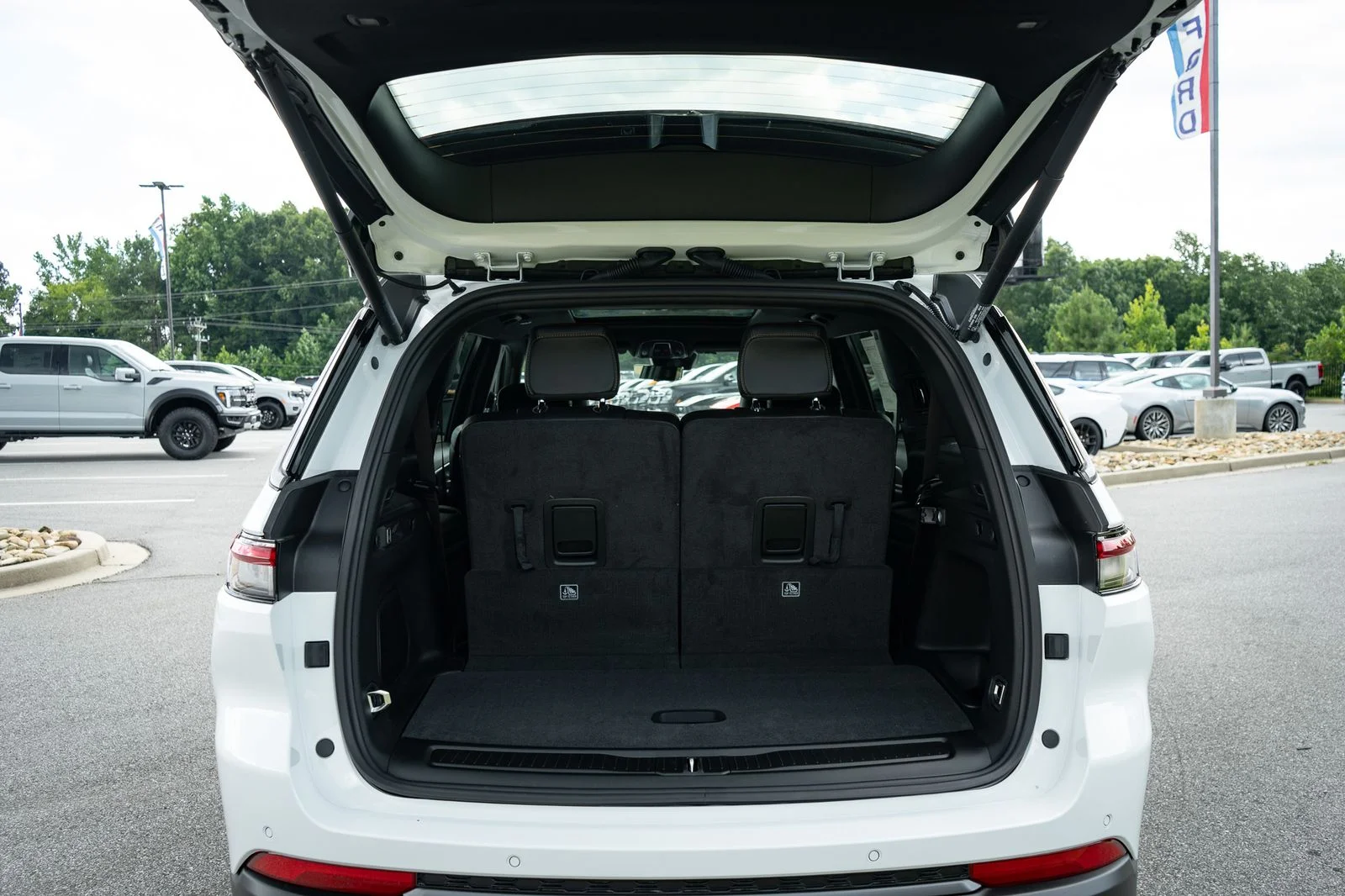 New 2026 White Jeep  image 9